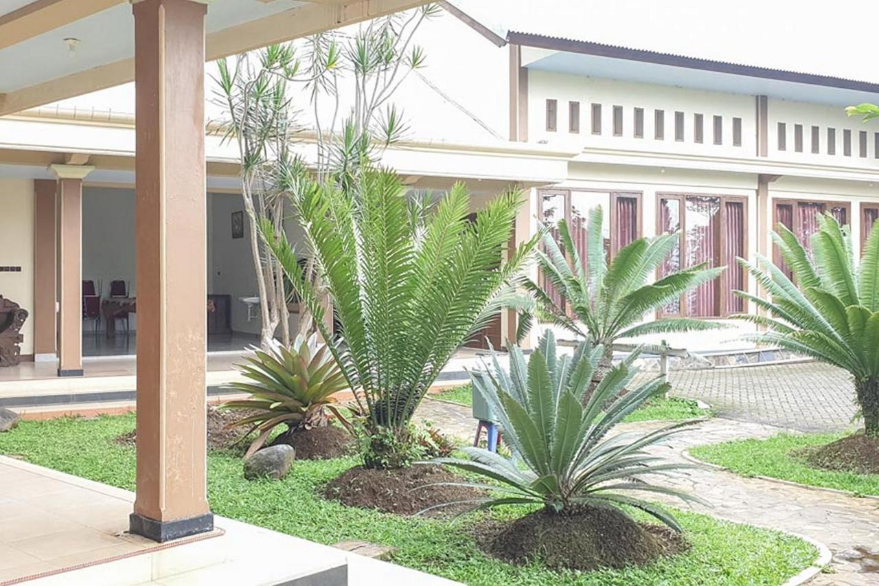 โอโย 1483 โฮเต็ล บูมี เบอร์มี เปอร์ไม Hotel โปรโบลิงโก ภายนอก รูปภาพ