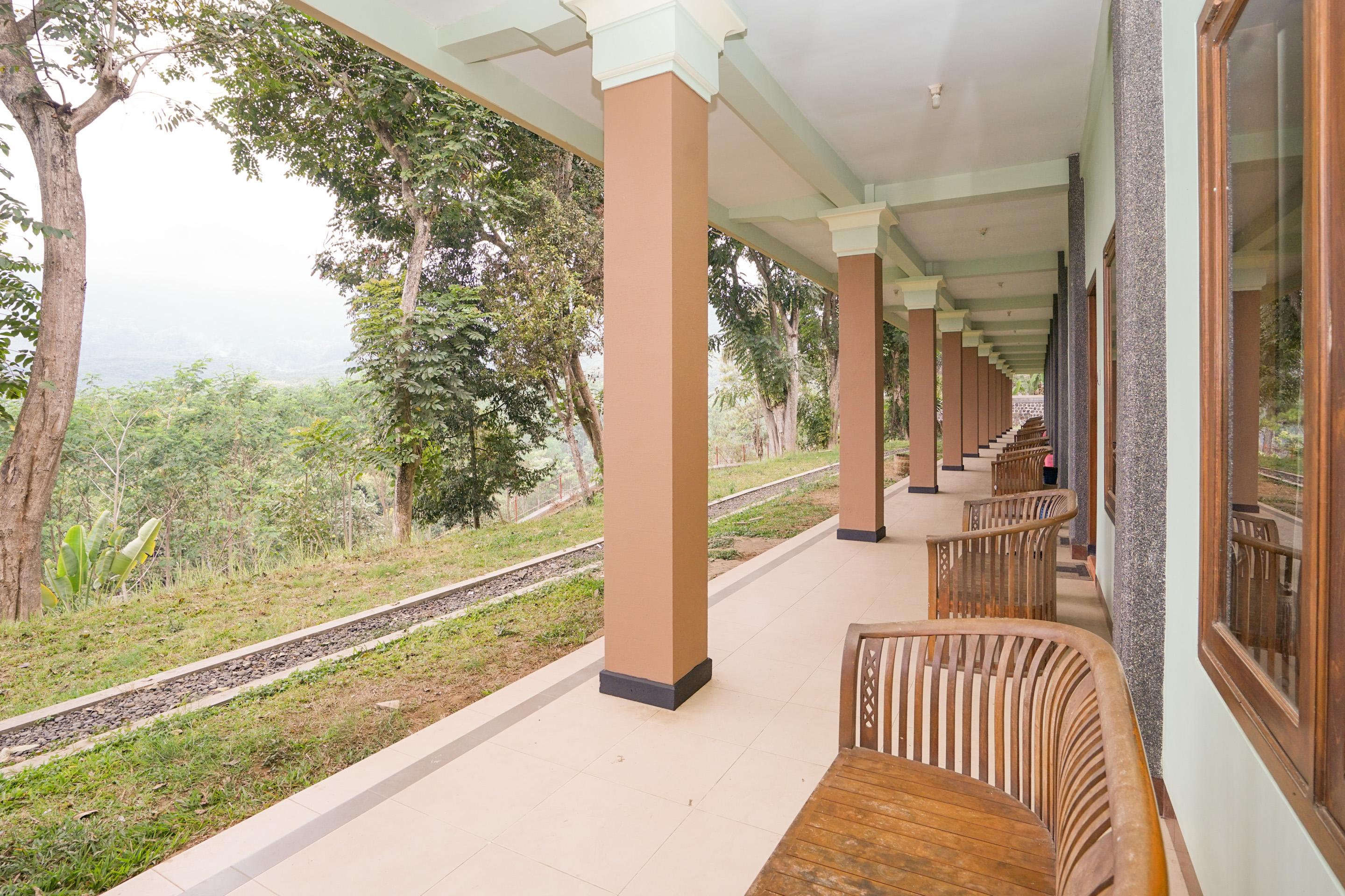 โอโย 1483 โฮเต็ล บูมี เบอร์มี เปอร์ไม Hotel โปรโบลิงโก ภายนอก รูปภาพ