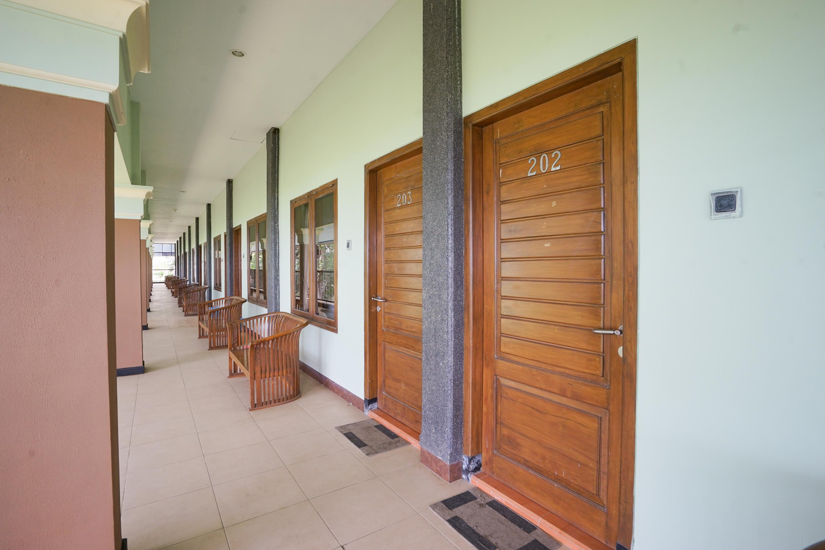 โอโย 1483 โฮเต็ล บูมี เบอร์มี เปอร์ไม Hotel โปรโบลิงโก ภายนอก รูปภาพ