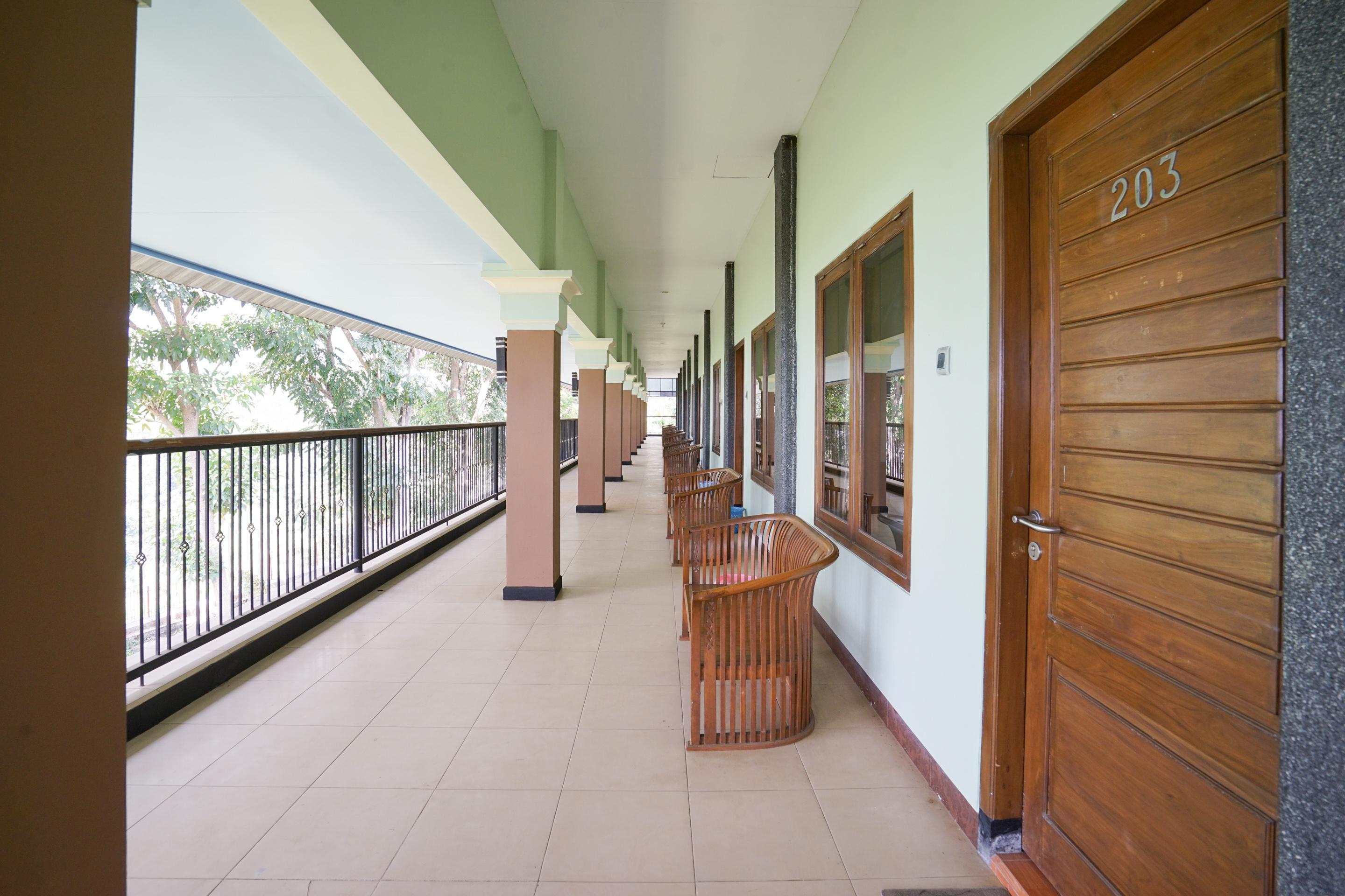 โอโย 1483 โฮเต็ล บูมี เบอร์มี เปอร์ไม Hotel โปรโบลิงโก ภายนอก รูปภาพ