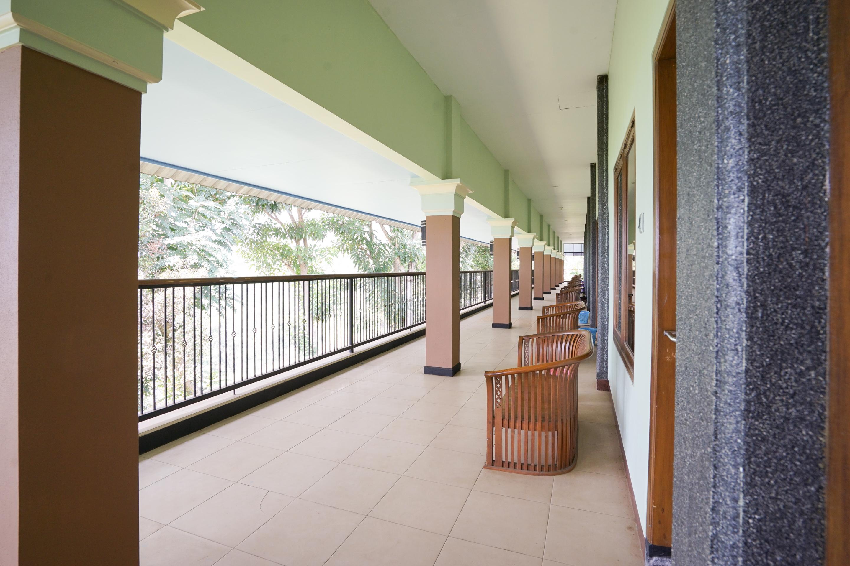 โอโย 1483 โฮเต็ล บูมี เบอร์มี เปอร์ไม Hotel โปรโบลิงโก ภายนอก รูปภาพ
