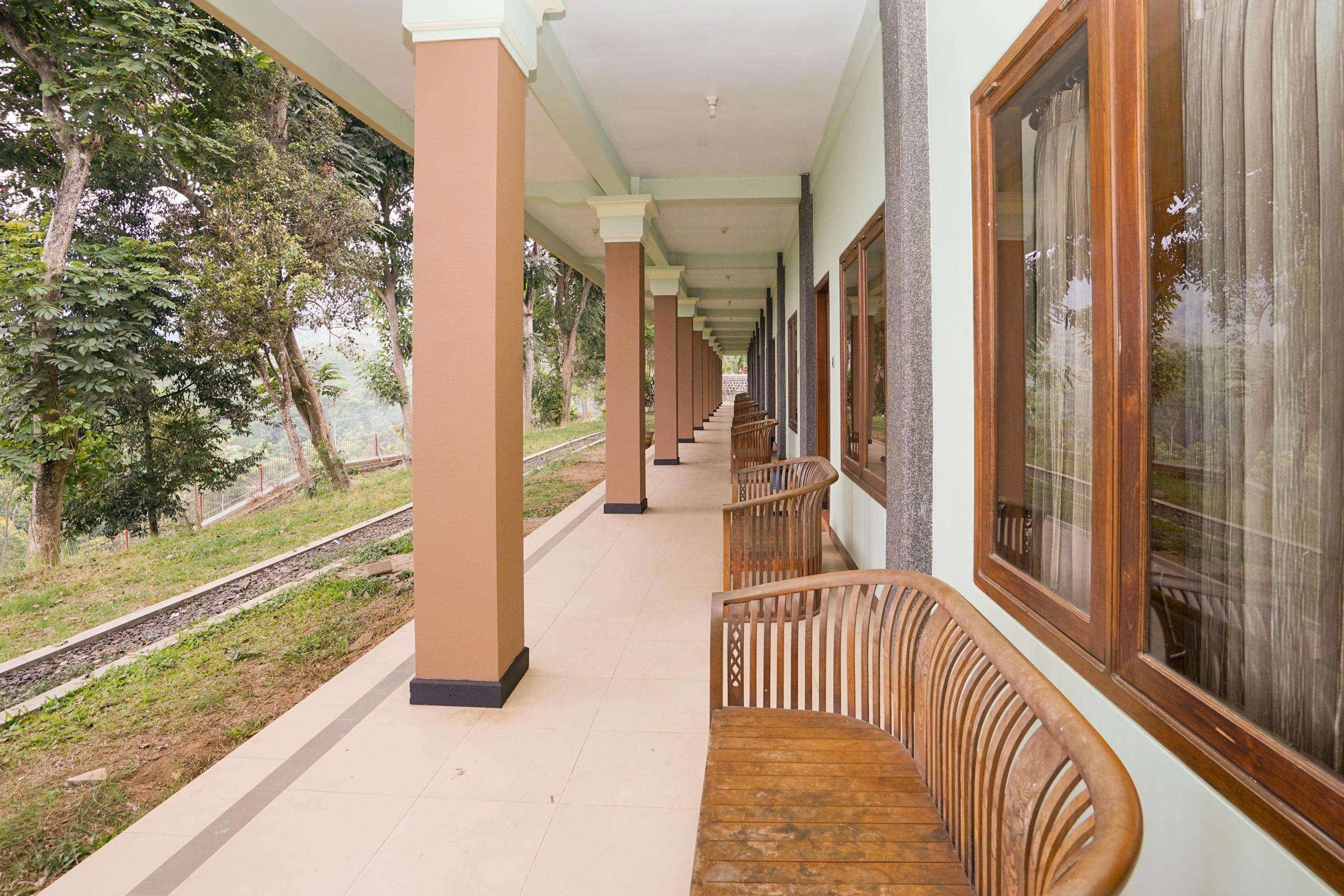 โอโย 1483 โฮเต็ล บูมี เบอร์มี เปอร์ไม Hotel โปรโบลิงโก ภายนอก รูปภาพ
