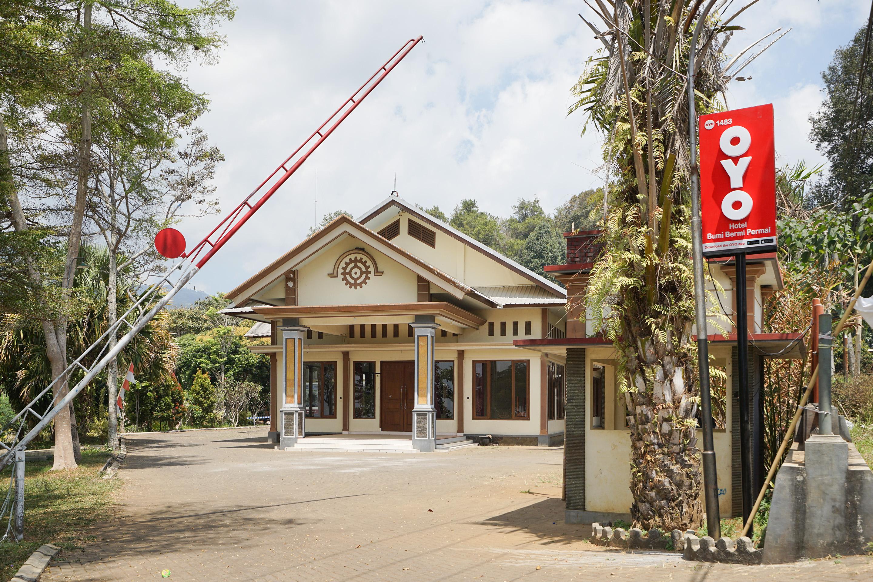 โอโย 1483 โฮเต็ล บูมี เบอร์มี เปอร์ไม Hotel โปรโบลิงโก ภายนอก รูปภาพ